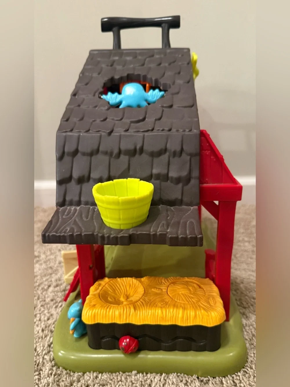 B. Toys Battat Activity Barn Interactive Farm Playset - No detached animals